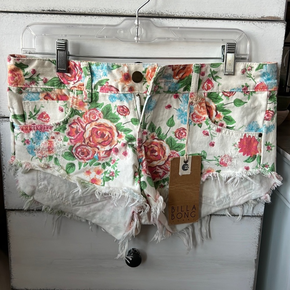 Billabong women’s shorts. Size 28